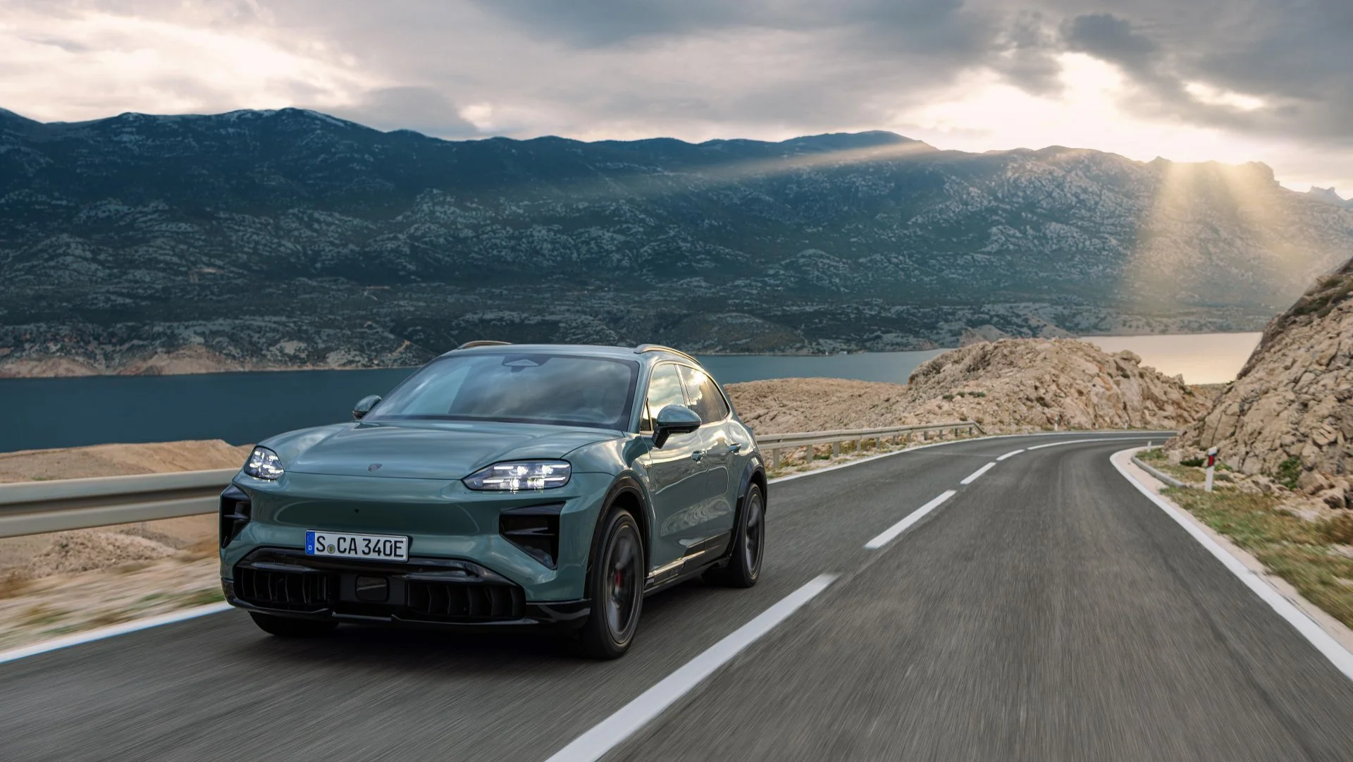 Cayenne Turbo Electric auf Küstenstraße
