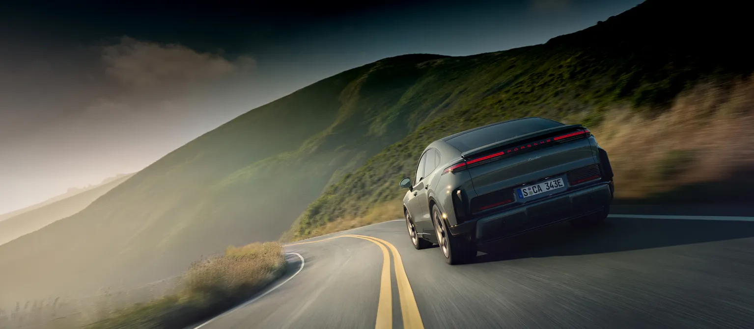 Cayenne Turbo Electric Heckansicht auf Bergstraße